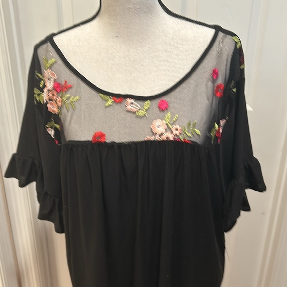 Kristen Nicole Ruffled Short Sleeve Top. 
Size 3X. 
NWT - Picture 2 of 4